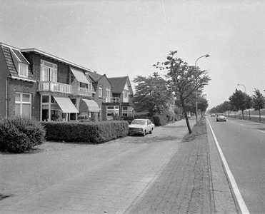 856946 Gezicht op de huizen Amsterdamsestraatweg 1041 (links) -lager te Utrecht.